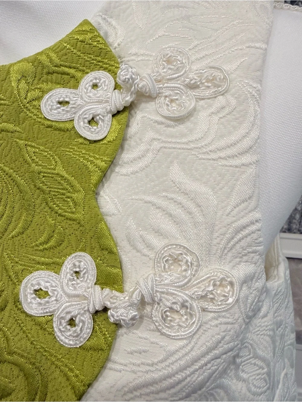 Mestiza New York Etta Crew Neck Sleeveless  green and white Scallop Top - size 6